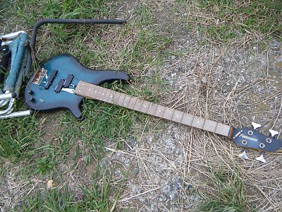 不法投棄されたギター
