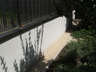 防草のお庭と漆喰塀1 (15)