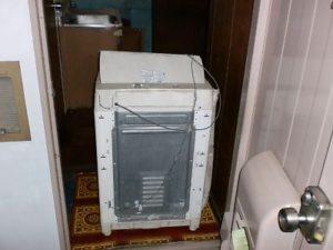 リサイクル家電の回収作業 洗濯機